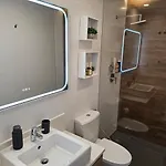 Amazing 2 Bed With Ac Terrace 6min Walk *