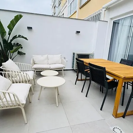 Amazing 2 Bed With Ac Terrace 6min Walk דירה