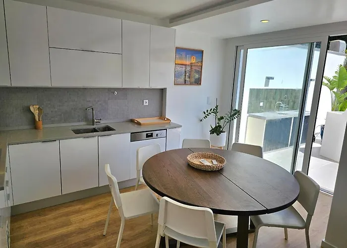 Amazing 2 Bed With Ac Terrace 6min Walk *