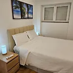 Apartmán Amazing 2 Bed With Ac Terrace 6min Walk *
