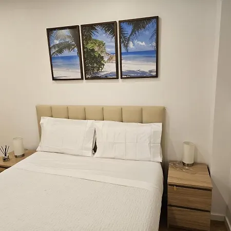 Amazing 2 Bed With Ac Terrace 6min Walk *