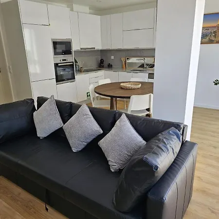 Amazing 2 Bed With Ac Terrace 6min Walk Apartment *