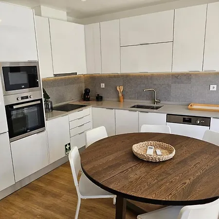 Amazing 2 Bed With Ac Terrace 6min Walk