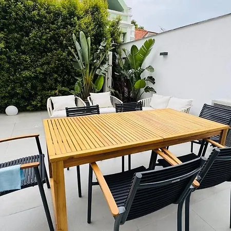 Amazing 2 Bed With Ac Terrace 6min Walk Apartment *