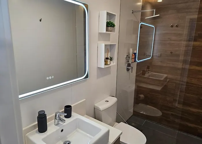 Amazing 2 Bed With Ac Terrace 6min Walk *