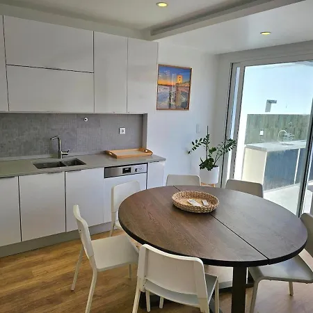 Amazing 2 Bed With Ac Terrace 6min Walk *