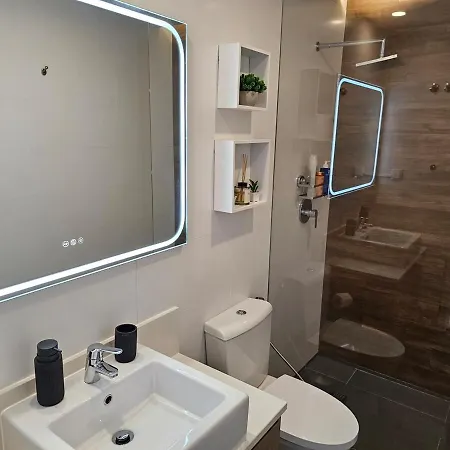 Amazing 2 Bed With Ac Terrace 6min Walk *